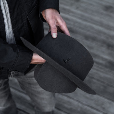 Photographer is hold the Cooph Tempest Hat by Mühlbauer unfolding the ear flaps. 